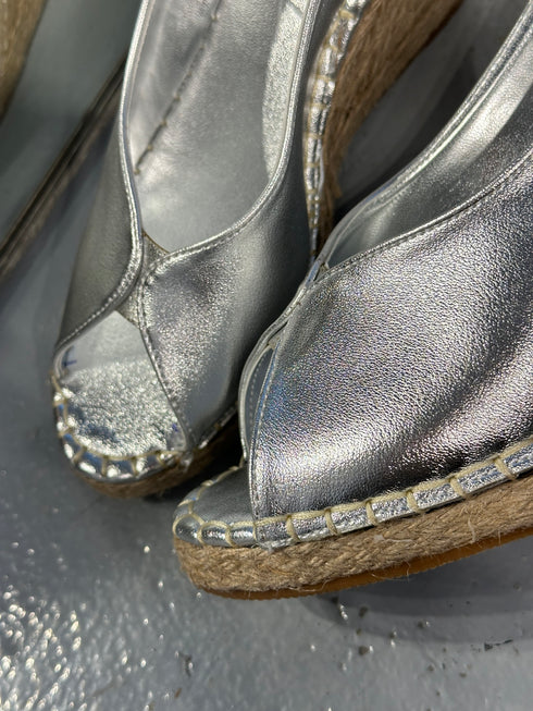 CAPRI GÜMÜŞ HASIR DOLGU TOPUK SANDALET